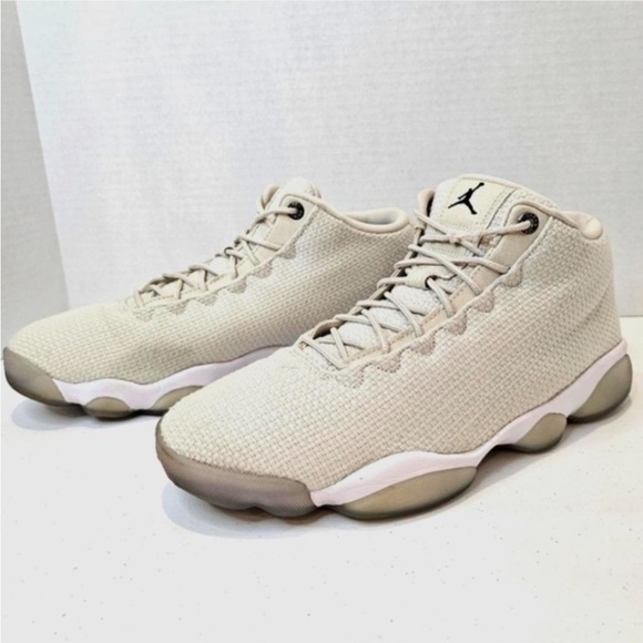 Air Jordan Horizon Low in Light Bone